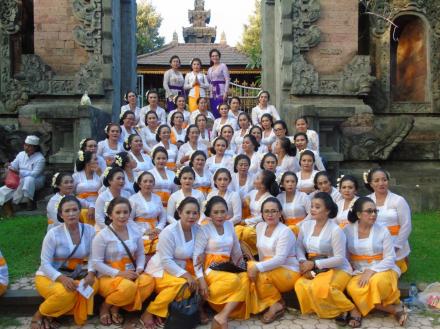 TARI REJANG RENTENG oleh IBU - IBU PKK DESA KALIANGET
